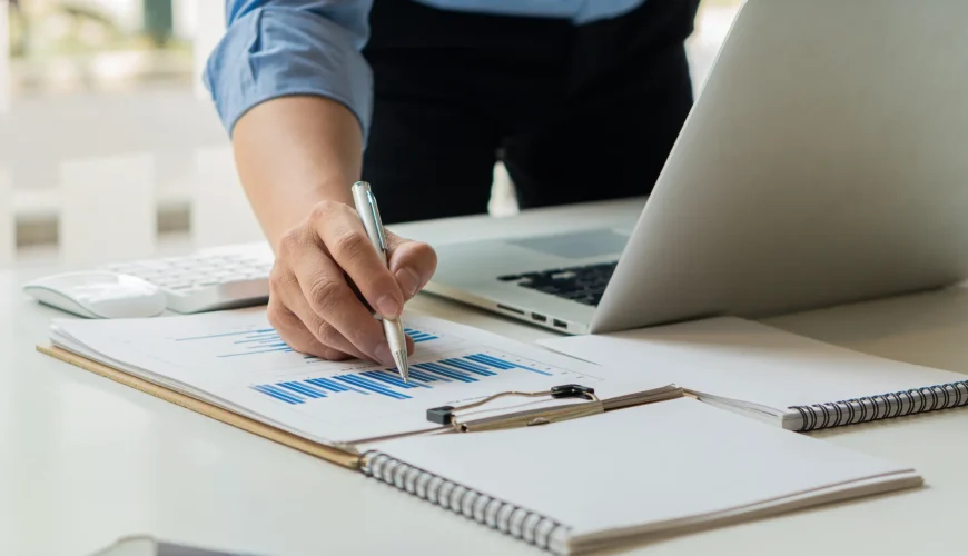 Ejecutivo evaluando opciones de crédito financiero para su empresa en 2025